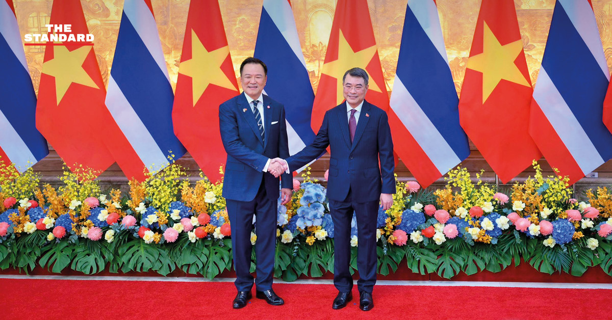 อนุทิน ชาญวีรกูล นายกรัฐมนตรีไทย และ เล มิญ ฮึง นายกรัฐมนตรีเวียดนาม ในพิธีต้อนรับอย่างเป็นทางการ