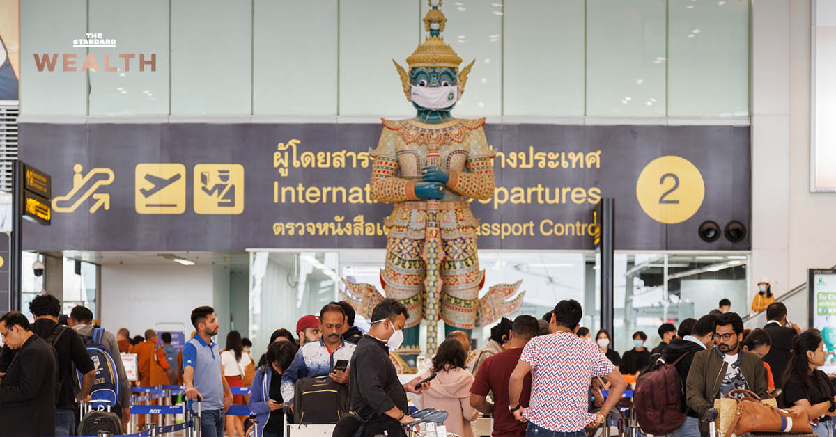 นักท่องเที่ยวต่างชาติเดินเที่ยวในประเทศไทย