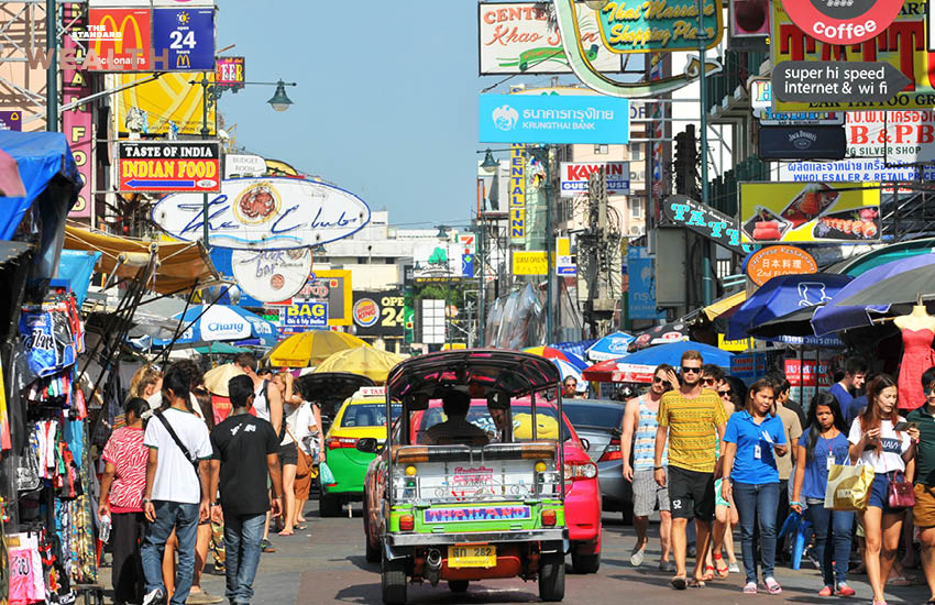 นักท่องเที่ยวต่างชาติเดินเที่ยวในประเทศไทย 1
