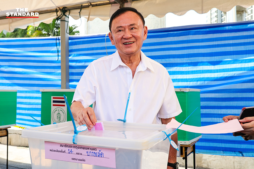 ทักษิณ ชินวัตร อดีตนายกรัฐมนตรี กำลังใช้สิทธิเลือกตั้งผู้ว่าฯ กทม. ที่หน่วยเลือกตั้ง 1