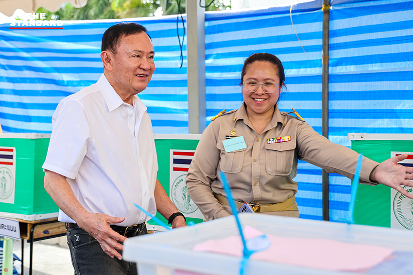 ทักษิณ ชินวัตร อดีตนายกรัฐมนตรี กำลังใช้สิทธิเลือกตั้งผู้ว่าฯ กทม. ที่หน่วยเลือกตั้ง 10