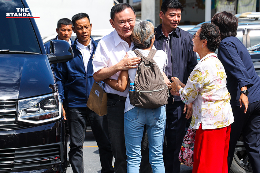 ทักษิณ ชินวัตร อดีตนายกรัฐมนตรี กำลังใช้สิทธิเลือกตั้งผู้ว่าฯ กทม. ที่หน่วยเลือกตั้ง 5