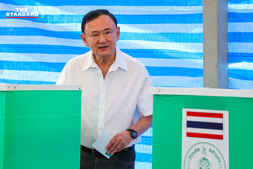 ทักษิณ ชินวัตร อดีตนายกรัฐมนตรี กำลังใช้สิทธิเลือกตั้งผู้ว่าฯ กทม. ที่หน่วยเลือกตั้ง 7