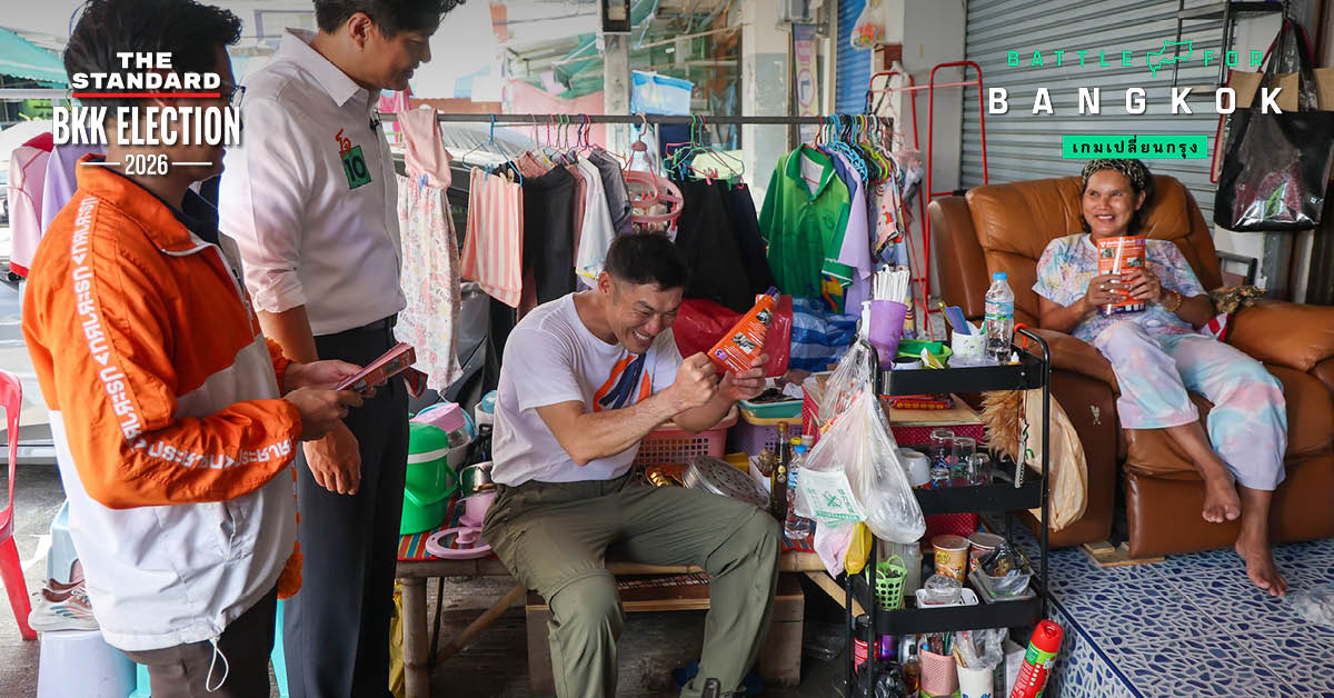 ธนาธร จึงรุ่งเรืองกิจ และ ชัยวัฒน์ สถาวรวิจิตร ลงพื้นที่หาเสียงเลือกตั้งผู้ว่าฯ กทม.