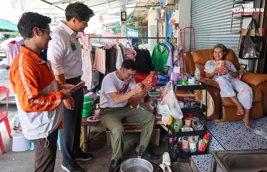 ธนาธร จึงรุ่งเรืองกิจ และ ชัยวัฒน์ สถาวรวิจิตร ลงพื้นที่หาเสียงเลือกตั้งผู้ว่าฯ กทม. 1