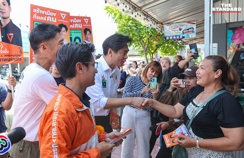 ธนาธร จึงรุ่งเรืองกิจ และ ชัยวัฒน์ สถาวรวิจิตร ลงพื้นที่หาเสียงเลือกตั้งผู้ว่าฯ กทม. 10