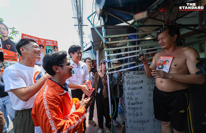 ธนาธร จึงรุ่งเรืองกิจ และ ชัยวัฒน์ สถาวรวิจิตร ลงพื้นที่หาเสียงเลือกตั้งผู้ว่าฯ กทม. 3