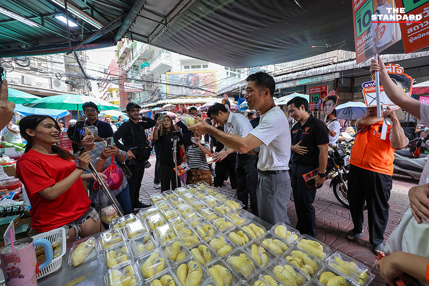 ธนาธร จึงรุ่งเรืองกิจ และ ชัยวัฒน์ สถาวรวิจิตร กำลังหาเสียงในย่านสำเพ็ง-เยาวราช 7