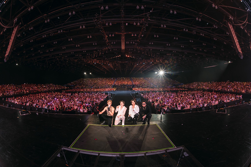 ภาพศิลปิน BamBam, Jeff Satur, PP KRIT และ TIMETHAI กำลังแสดงบนเวทีคอนเสิร์ต THE TITANS CONCERT 12