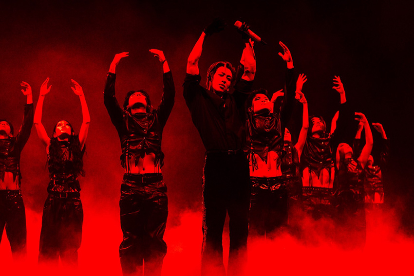 ภาพศิลปิน BamBam, Jeff Satur, PP KRIT และ TIMETHAI กำลังแสดงบนเวทีคอนเสิร์ต THE TITANS CONCERT 2