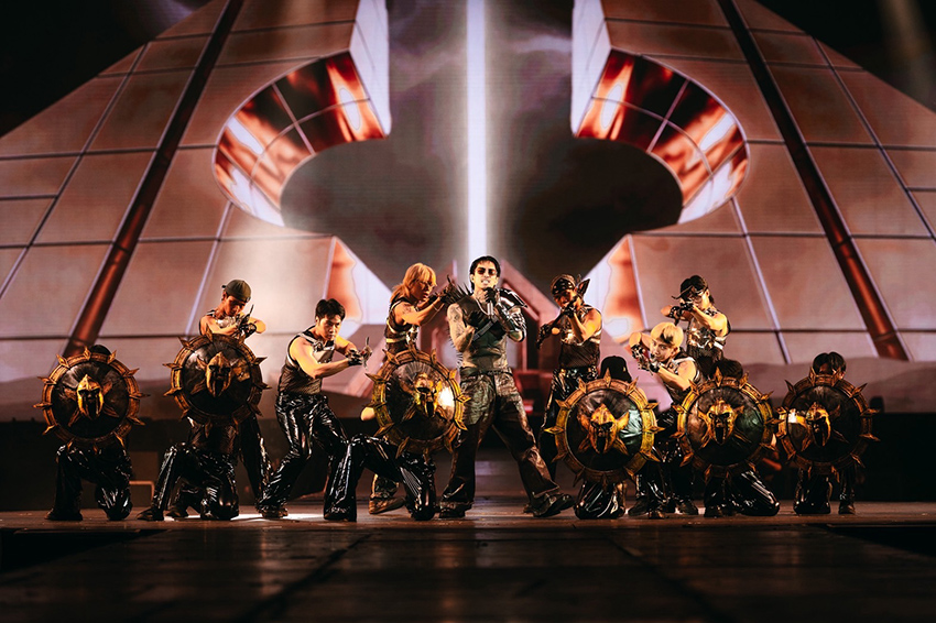 ภาพศิลปิน BamBam, Jeff Satur, PP KRIT และ TIMETHAI กำลังแสดงบนเวทีคอนเสิร์ต THE TITANS CONCERT 3