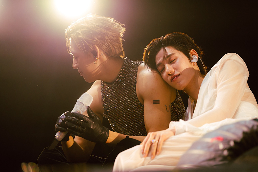 ภาพศิลปิน BamBam, Jeff Satur, PP KRIT และ TIMETHAI กำลังแสดงบนเวทีคอนเสิร์ต THE TITANS CONCERT 4