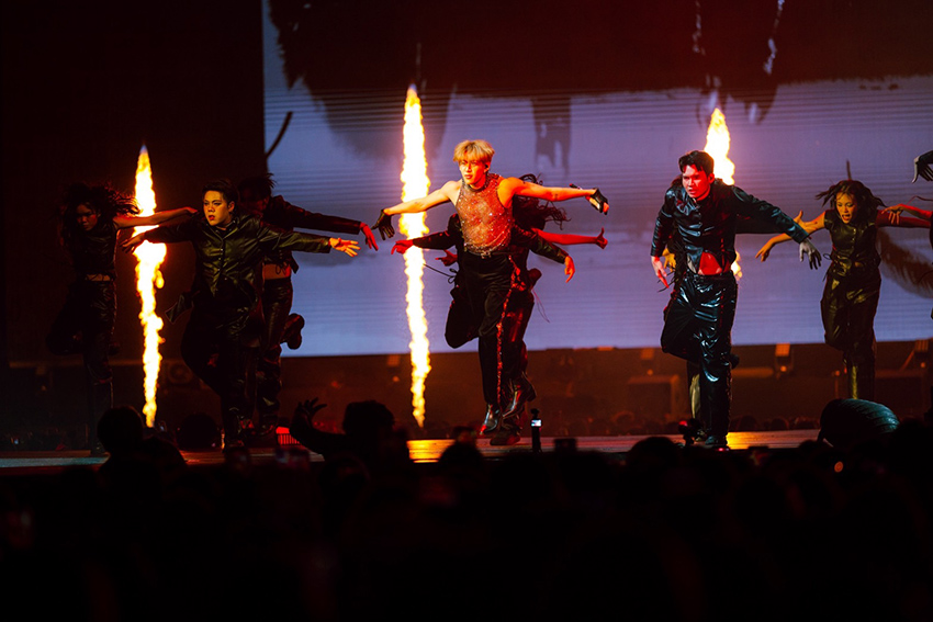 ภาพศิลปิน BamBam, Jeff Satur, PP KRIT และ TIMETHAI กำลังแสดงบนเวทีคอนเสิร์ต THE TITANS CONCERT 8