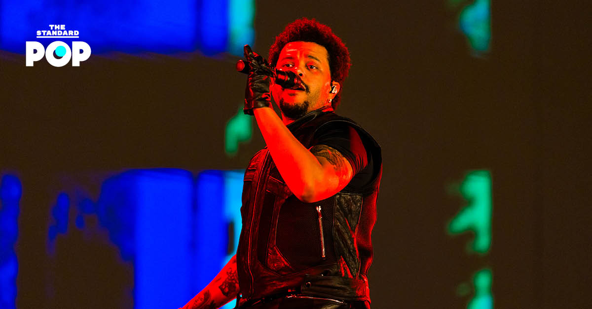 The Weeknd กำลังแสดงคอนเสิร์ตบนเวที