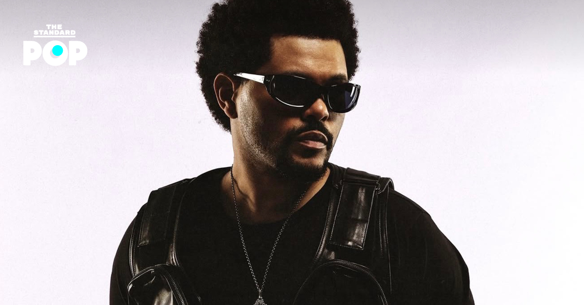 The Weeknd กำลังแสดงบนเวทีคอนเสิร์ต After Hours til Dawn Tour