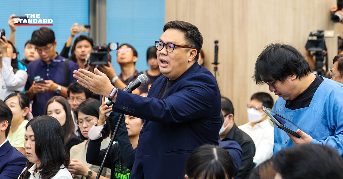 ธีระชาติ ก่อตระกูล คณะทำงานผู้นำฝ่ายค้านในสภาผู้แทนราษฎร กำลังให้สัมภาษณ์หรือแสดงความคิดเห็น