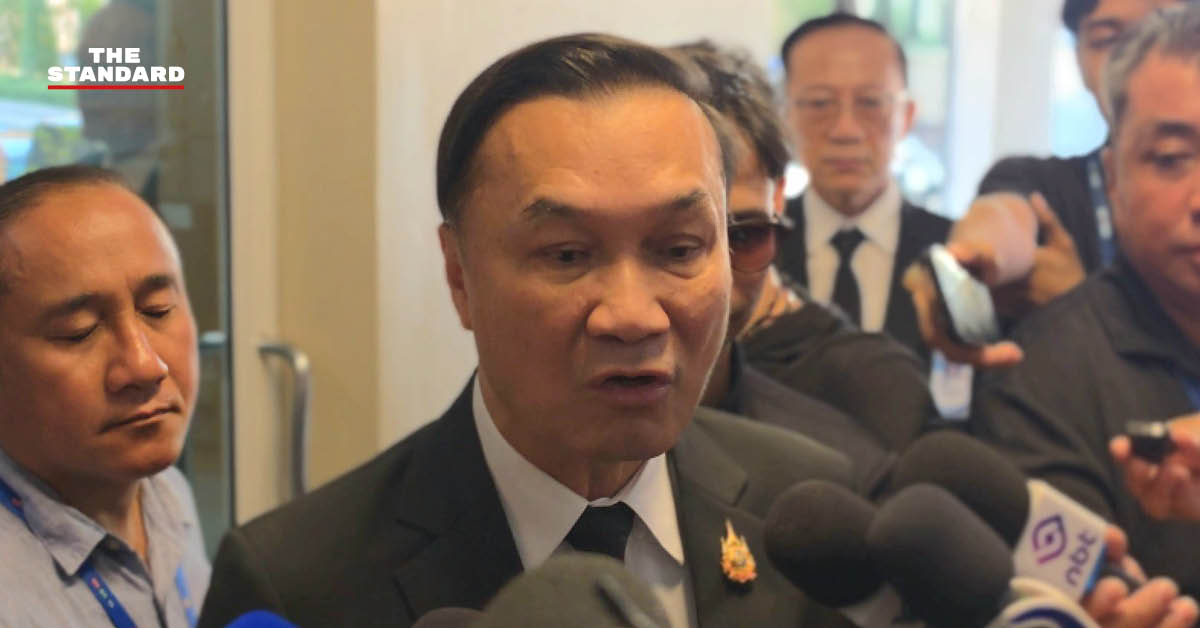 ทรงศักดิ์ ทองศรี รองนายกรัฐมนตรี ให้สัมภาษณ์สื่อมวลชน