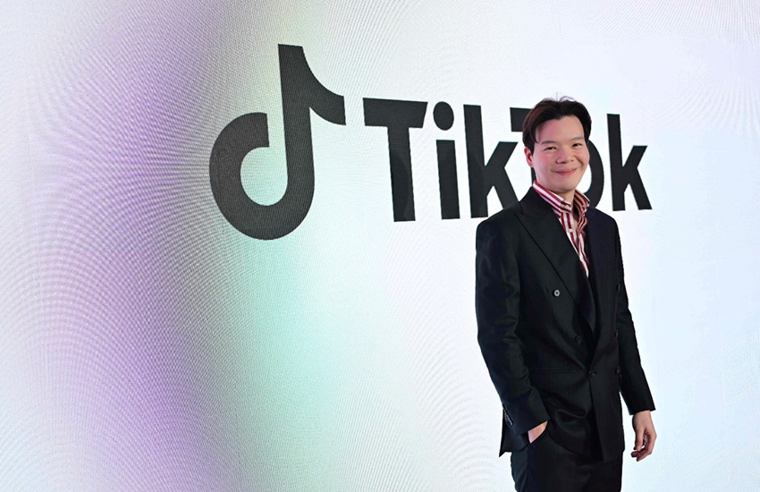 ภาพประกอบสมาร์ทโฟนแสดงหน้าจอแอป TikTok ที่มีละครสั้นและข้อความ 'มาแน่! TikTok ผุดฟีเจอร์ จ่าย 30 บาท/ตอน ดู ‘ละครสั้น’ ต่อในไทย' พร้อมโลโก้ WEALTH IN DEPTH 2