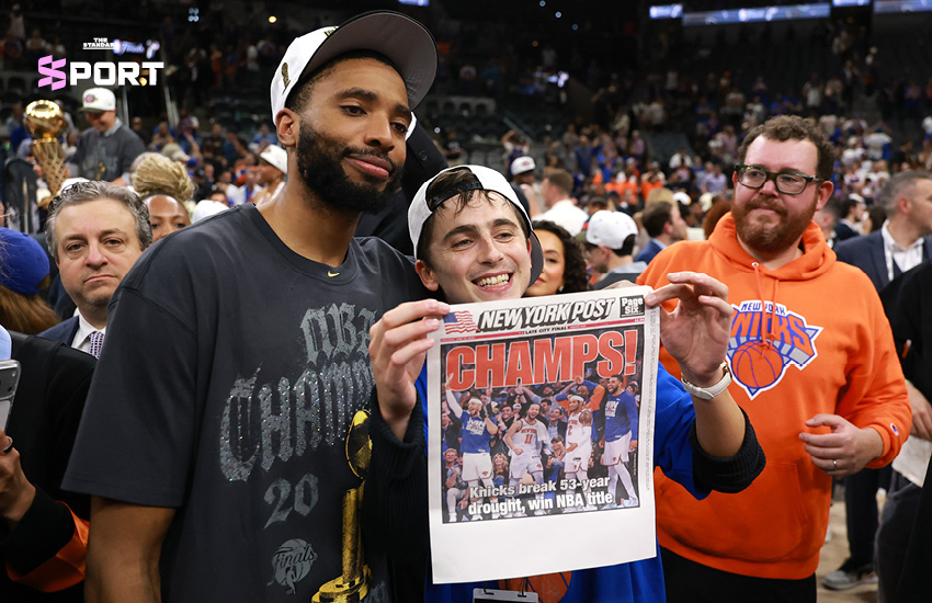 ทิโมธี ชาลาเมต์ นักแสดงหนุ่มกำลังฉลองอย่างดีใจข้างสนามบาสเกตบอลในเกมที่ New York Knicks คว้าแชมป์ NBA 1