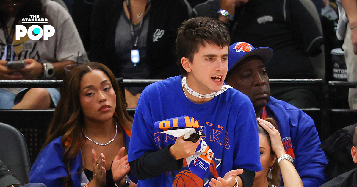 Timothée Chalamet กำลังเชียร์ทีม New York Knicks อย่างกระตือรือร้นในการแข่งขันบาสเกตบอล NBA