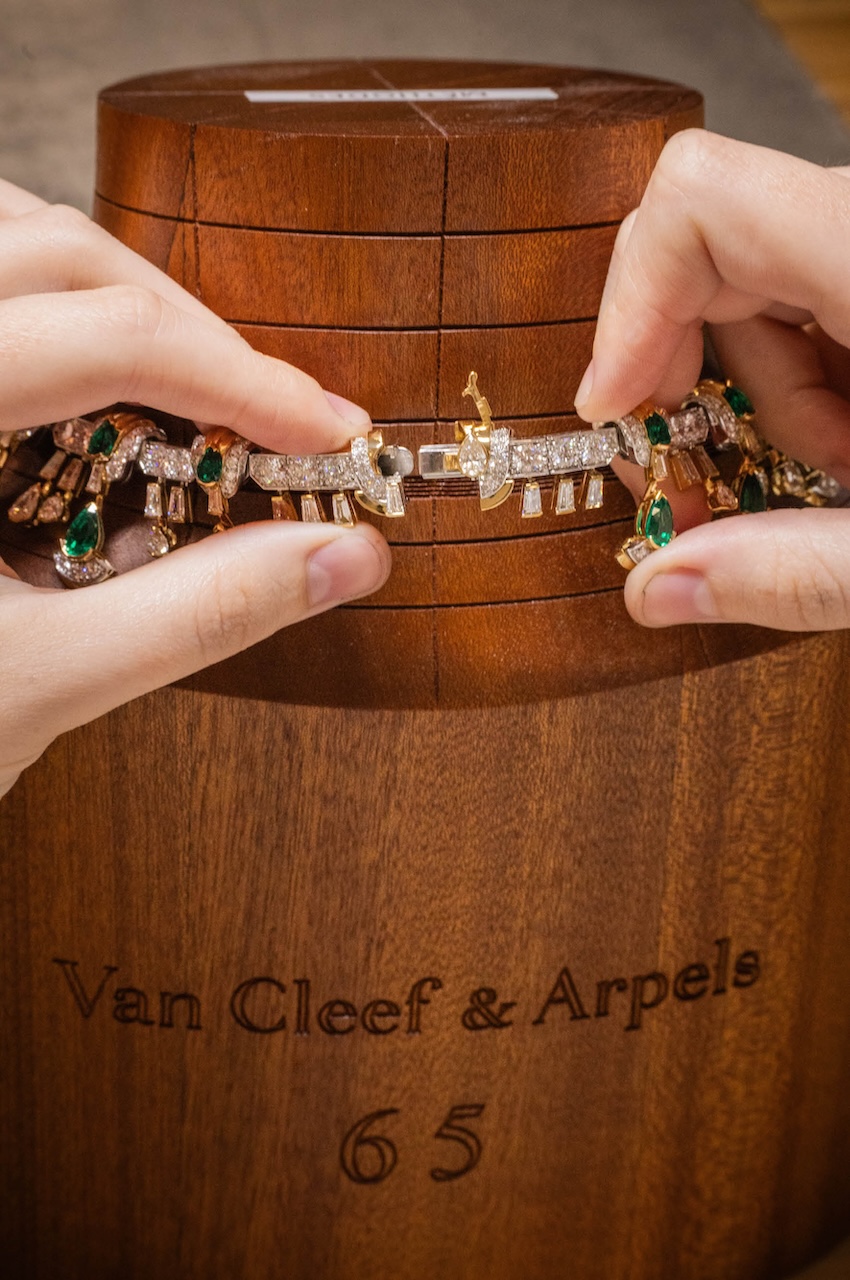 เครื่องประดับไฮจิวเวลรีจากคอลเล็กชัน Fascinating Egypt ของ Van Cleef & Arpels ที่ได้รับแรงบันดาลใจจากอารยธรรมอียิปต์ 4