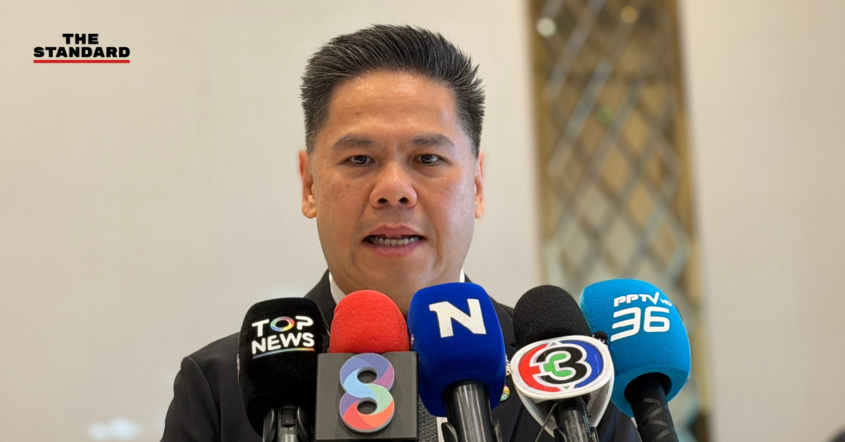 วราวุธ ศิลปอาชา รัฐมนตรีว่าการกระทรวงอุตสาหกรรม กำลังให้สัมภาษณ์