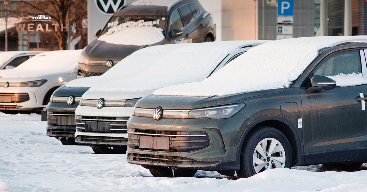 รถยนต์ Volkswagen ID.7 สีขาว จอดอยู่ด้านหน้าอาคาร