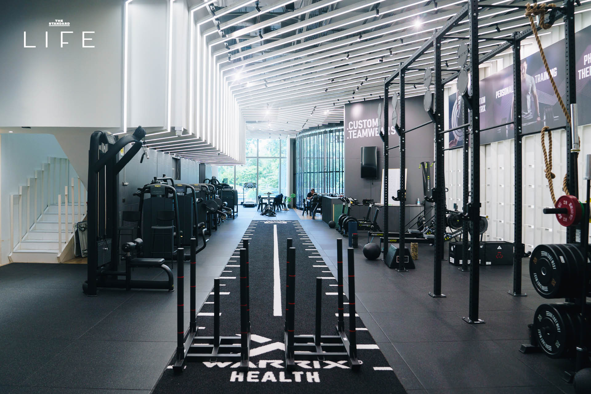 ภาพรวมภายใน Warrix Run Hub แสดงอุปกรณ์ Hybrid Training และเทคโนโลยี AI วิเคราะห์การวิ่ง 3