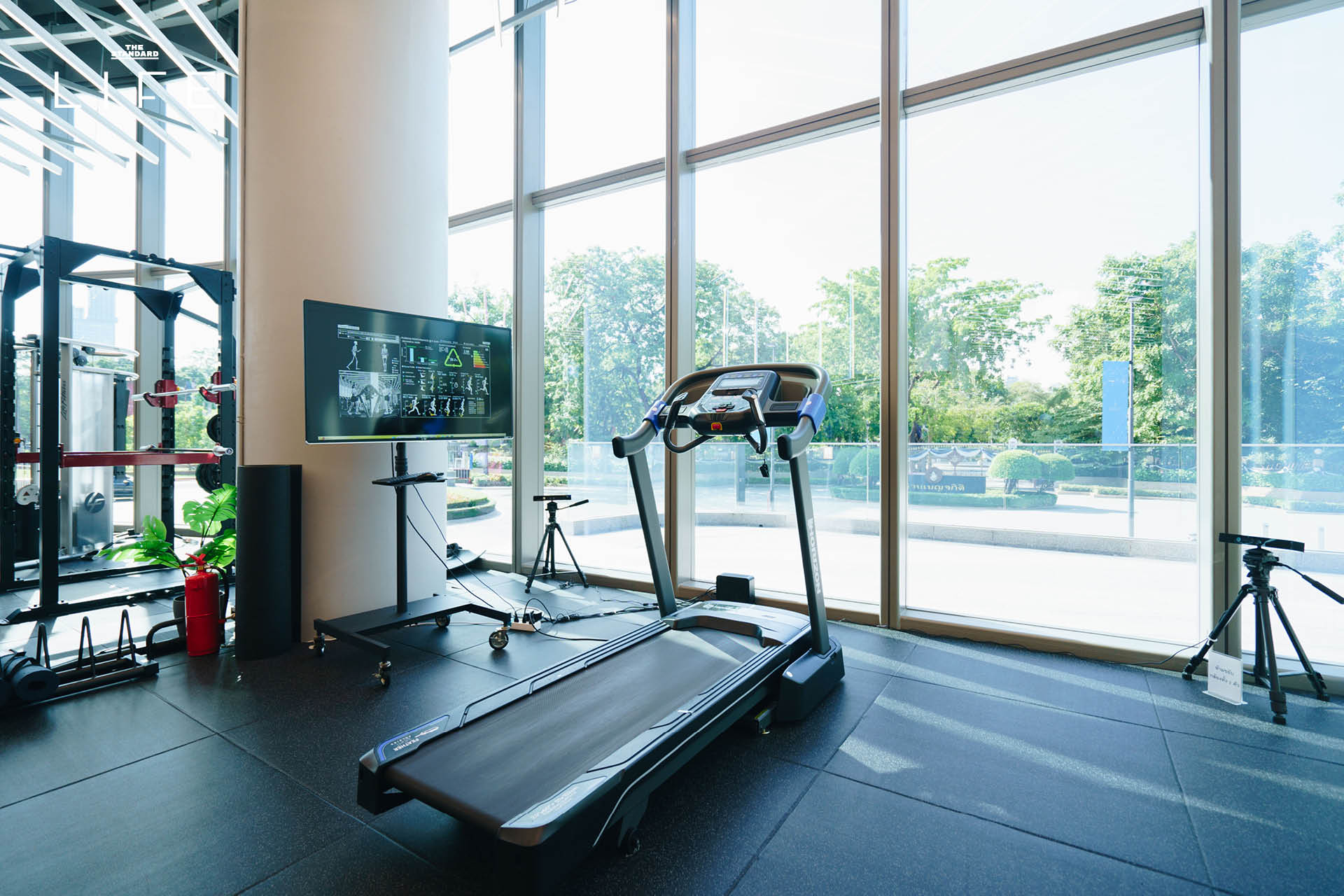 ภาพรวมภายใน Warrix Run Hub แสดงอุปกรณ์ Hybrid Training และเทคโนโลยี AI วิเคราะห์การวิ่ง 6