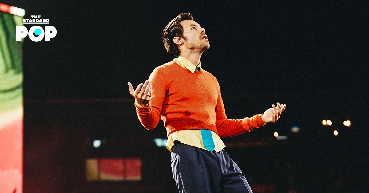 Harry Styles กำลังแสดงคอนเสิร์ตบนเวที