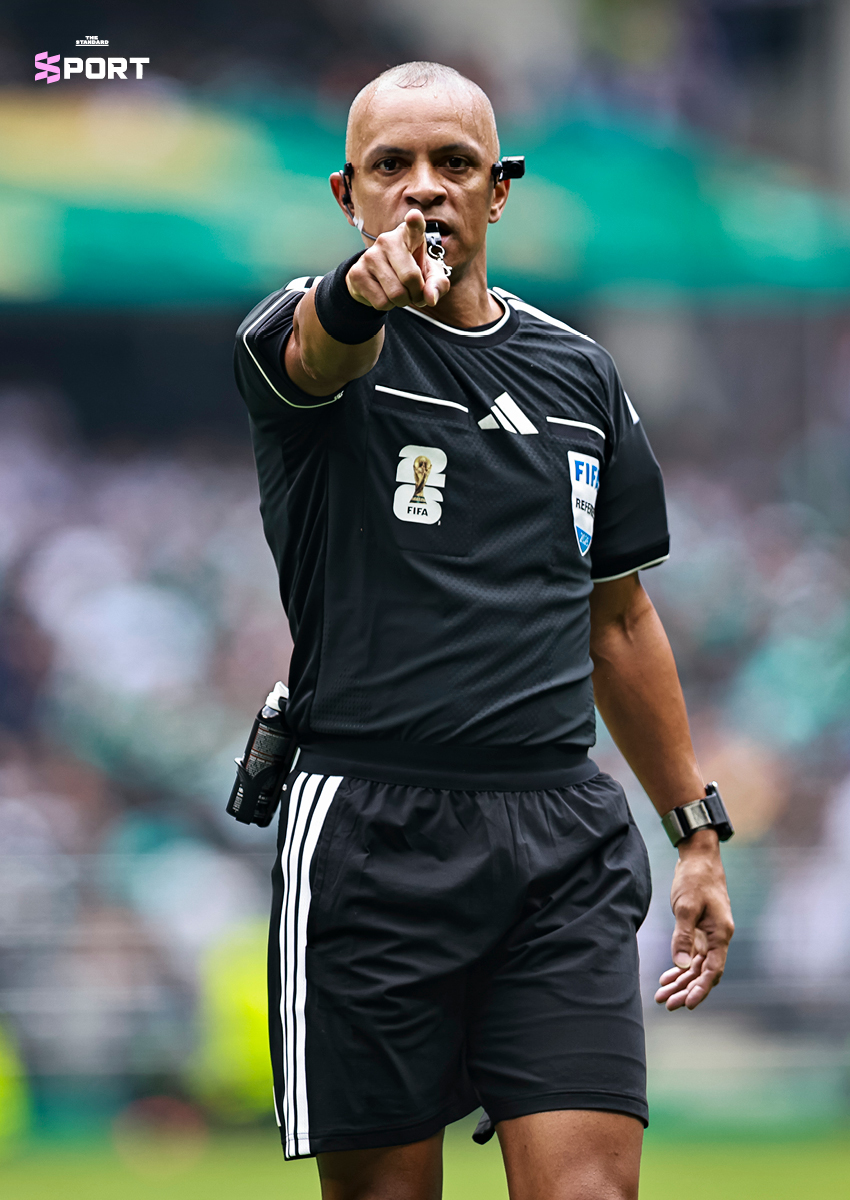 ภาพผู้ตัดสินฟุตบอลโลก 2026 สวมใส่อุปกรณ์ Ref Cam และหูฟัง 2