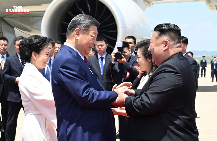 ภาพพิธีต้อนรับสีจิ้นผิงที่เกาหลีเหนือ โดยมีคิมจองอึนและประชาชนร่วมต้อนรับอย่างยิ่งใหญ่ 1