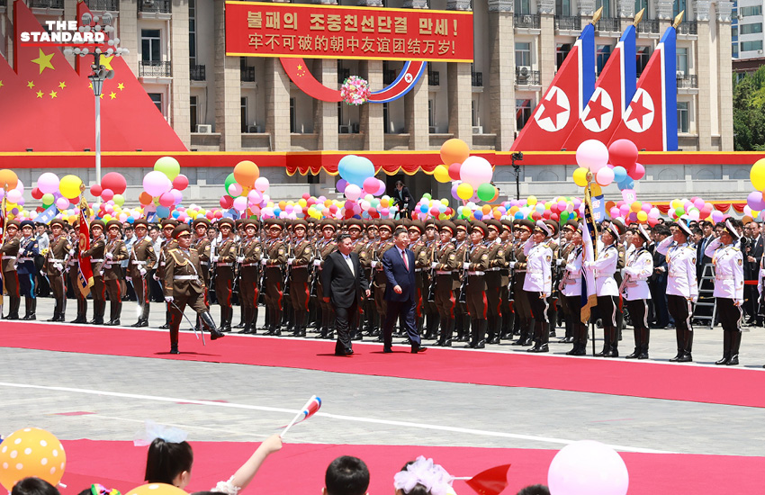 ภาพพิธีต้อนรับสีจิ้นผิงที่เกาหลีเหนือ โดยมีคิมจองอึนและประชาชนร่วมต้อนรับอย่างยิ่งใหญ่ 6