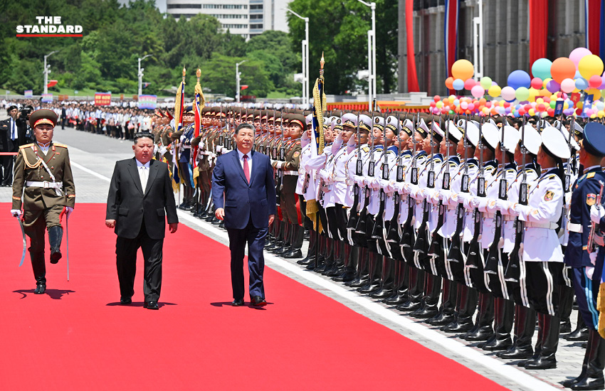 ภาพพิธีต้อนรับสีจิ้นผิงที่เกาหลีเหนือ โดยมีคิมจองอึนและประชาชนร่วมต้อนรับอย่างยิ่งใหญ่ 7