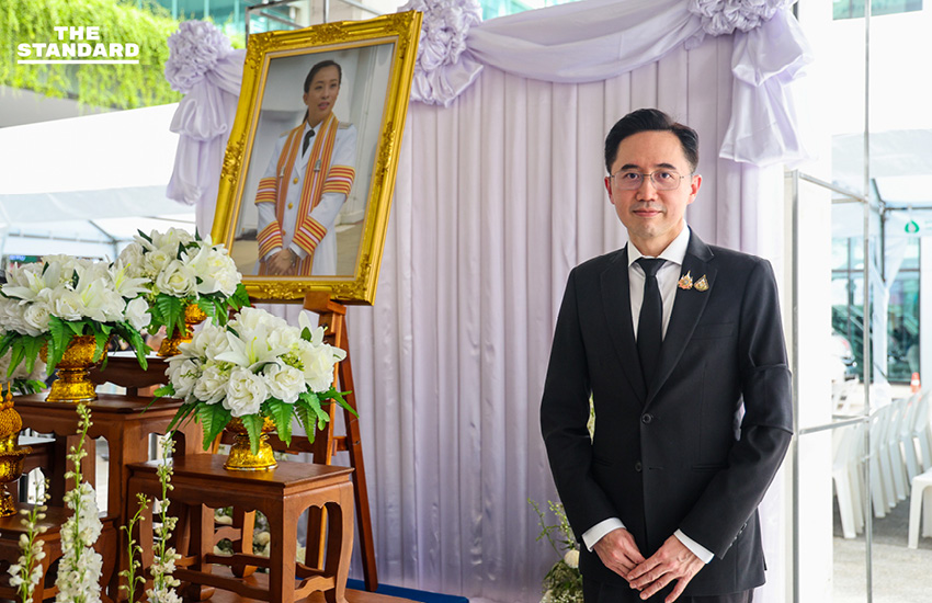 ศ.ดร.ยศชนัน วงศ์สวัสดิ์ ถวายความอาลัยหน้าพระรูปสมเด็จพระเจ้าลูกเธอ เจ้าฟ้าพัชรกิติยาภาฯ ที่โรงพยาบาลจุฬาลงกรณ์ 1