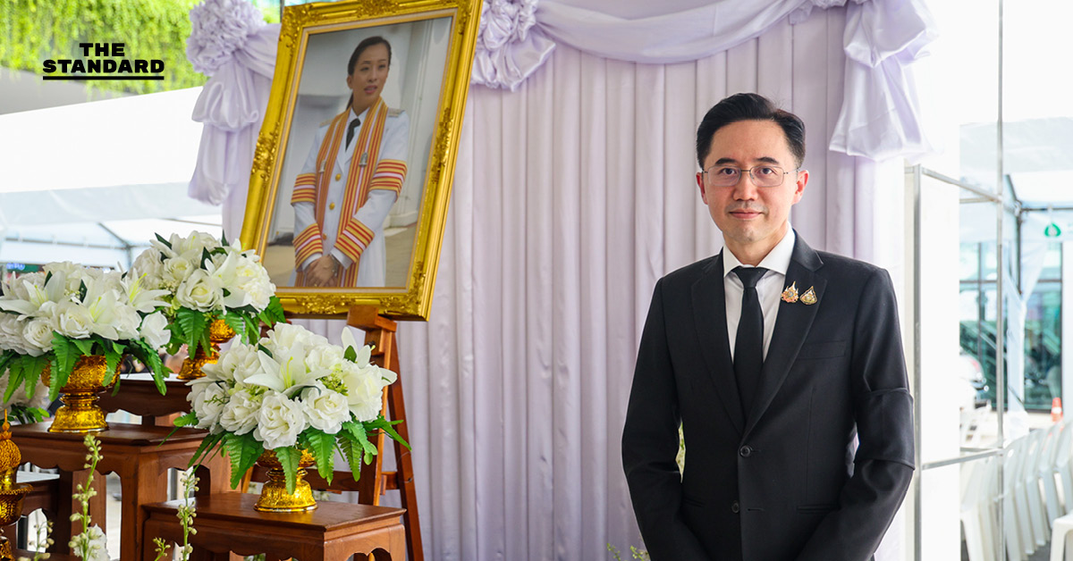 ศ.ดร.ยศชนัน วงศ์สวัสดิ์ ถวายความอาลัยหน้าพระรูปสมเด็จพระเจ้าลูกเธอ เจ้าฟ้าพัชรกิติยาภาฯ ที่โรงพยาบาลจุฬาลงกรณ์