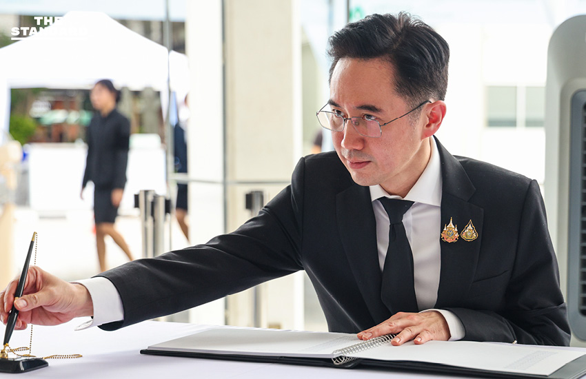 ศ.ดร.ยศชนัน วงศ์สวัสดิ์ ถวายความอาลัยหน้าพระรูปสมเด็จพระเจ้าลูกเธอ เจ้าฟ้าพัชรกิติยาภาฯ ที่โรงพยาบาลจุฬาลงกรณ์ 2