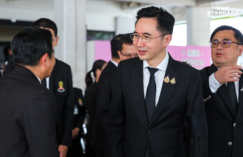 ศ.ดร.ยศชนัน วงศ์สวัสดิ์ ถวายความอาลัยหน้าพระรูปสมเด็จพระเจ้าลูกเธอ เจ้าฟ้าพัชรกิติยาภาฯ ที่โรงพยาบาลจุฬาลงกรณ์ 3