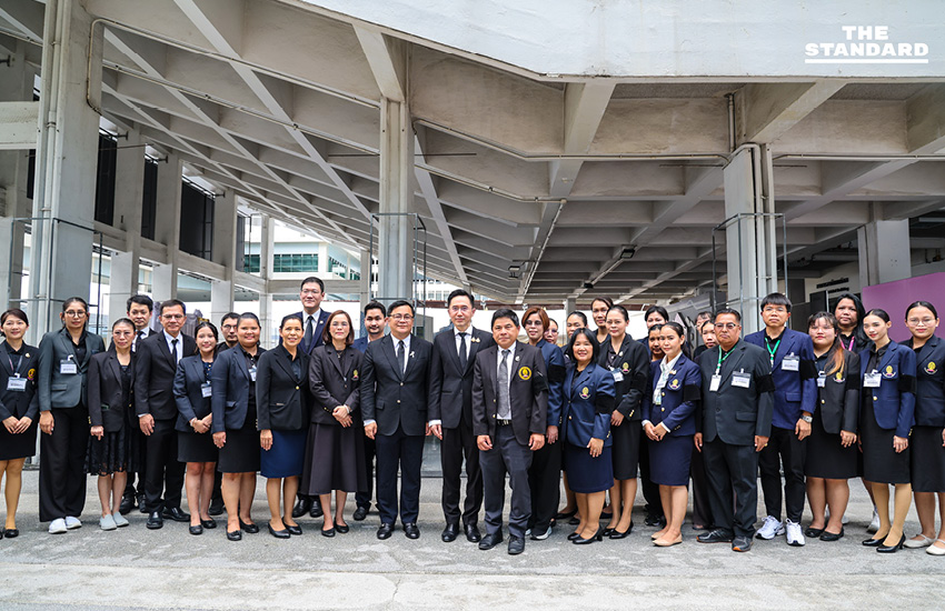 ศ.ดร.ยศชนัน วงศ์สวัสดิ์ ถวายความอาลัยหน้าพระรูปสมเด็จพระเจ้าลูกเธอ เจ้าฟ้าพัชรกิติยาภาฯ ที่โรงพยาบาลจุฬาลงกรณ์ 4