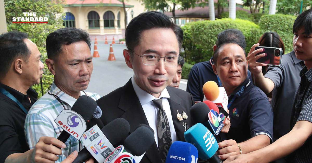 ศ.ดร.ยศชนัน วงศ์สวัสดิ์ รองนายกรัฐมนตรี กำลังให้สัมภาษณ์สื่อมวลชน