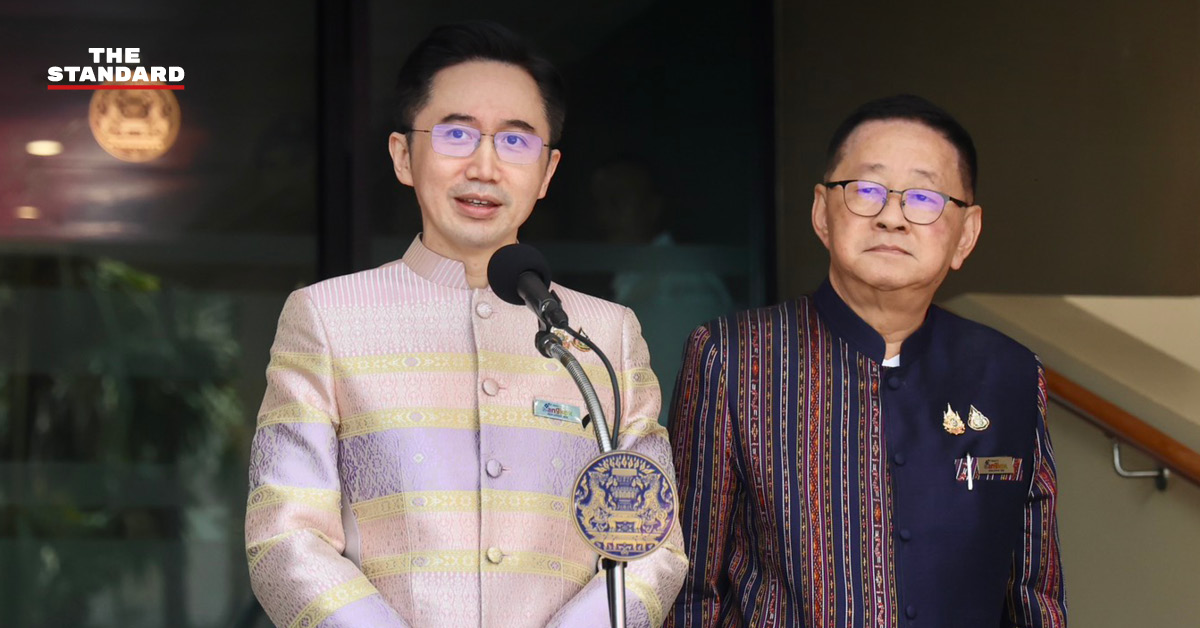 ภาพ ศ.ดร.ยศชนัน วงศ์สวัสดิ์ และ ประเสริฐ จันทรรวงทอง แถลงข่าวการยกระดับหลักสูตรการศึกษา