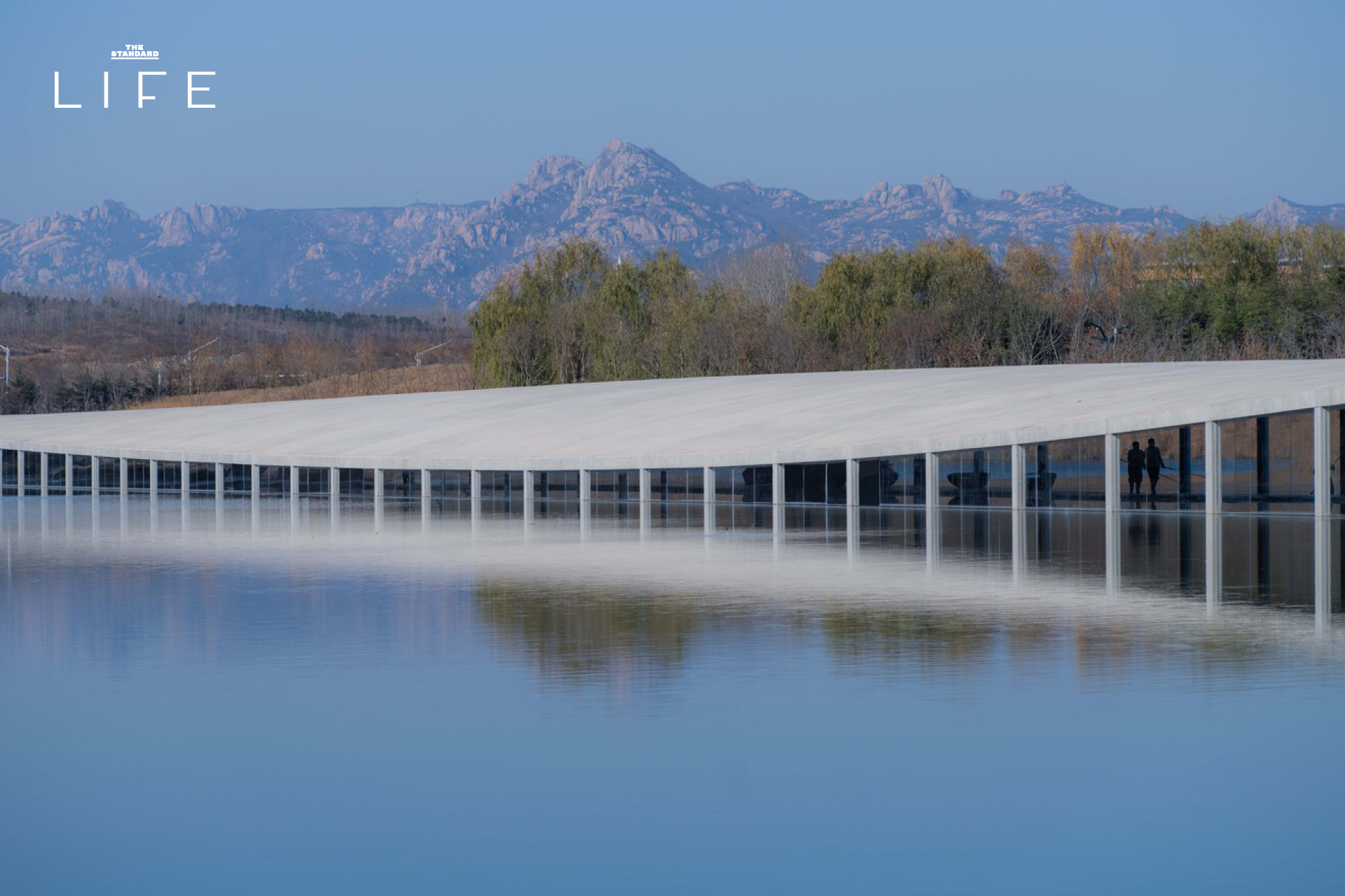 ภาพมุมกว้างของ Zaishui Art Museum พิพิธภัณฑ์ศิลปะบนผืนน้ำที่ทอดยาวขนานไปกับทะเลสาบ 2