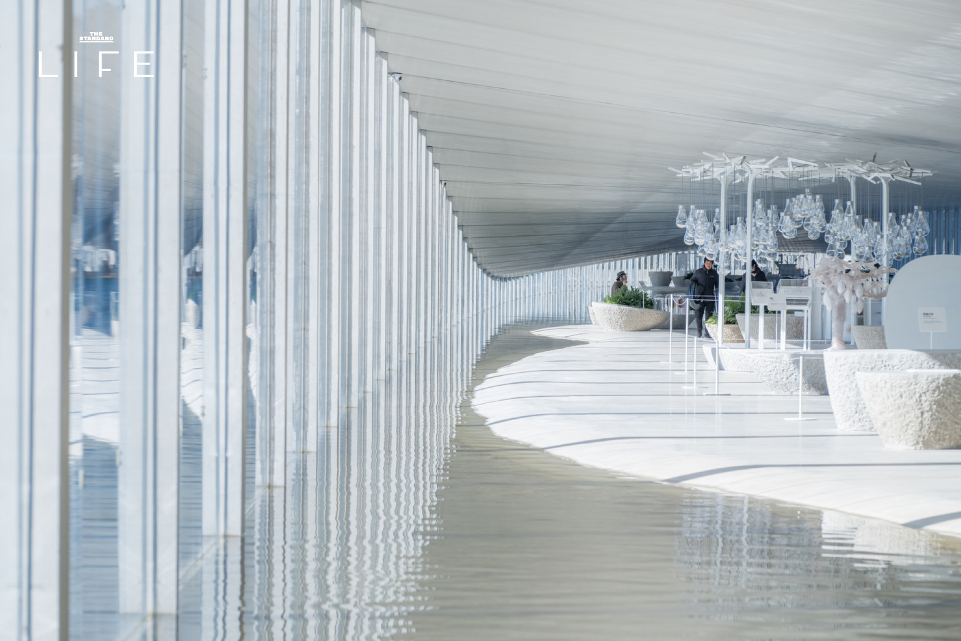 ภาพมุมกว้างของ Zaishui Art Museum พิพิธภัณฑ์ศิลปะบนผืนน้ำที่ทอดยาวขนานไปกับทะเลสาบ 5