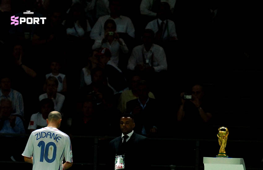 ซีเนดีน ซีดาน กำลังครองบอลในการแข่งขันฟุตบอลโลก 2006 โดยแสดงลีลาการเล่นที่งดงามและเป็นที่จดจำในอาชีพค้าแข้งของเขา 5