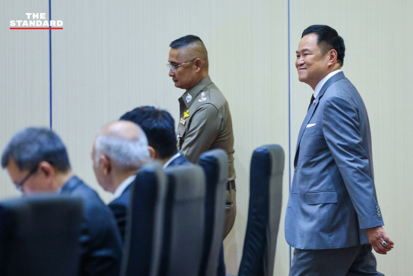 อนุทิน ชาญวีรกูล ทักทาย 4 แคนดิเดตผู้ชิงตำแหน่ง ผบ.ตร. ก่อนการประชุม ก.ตร. 9