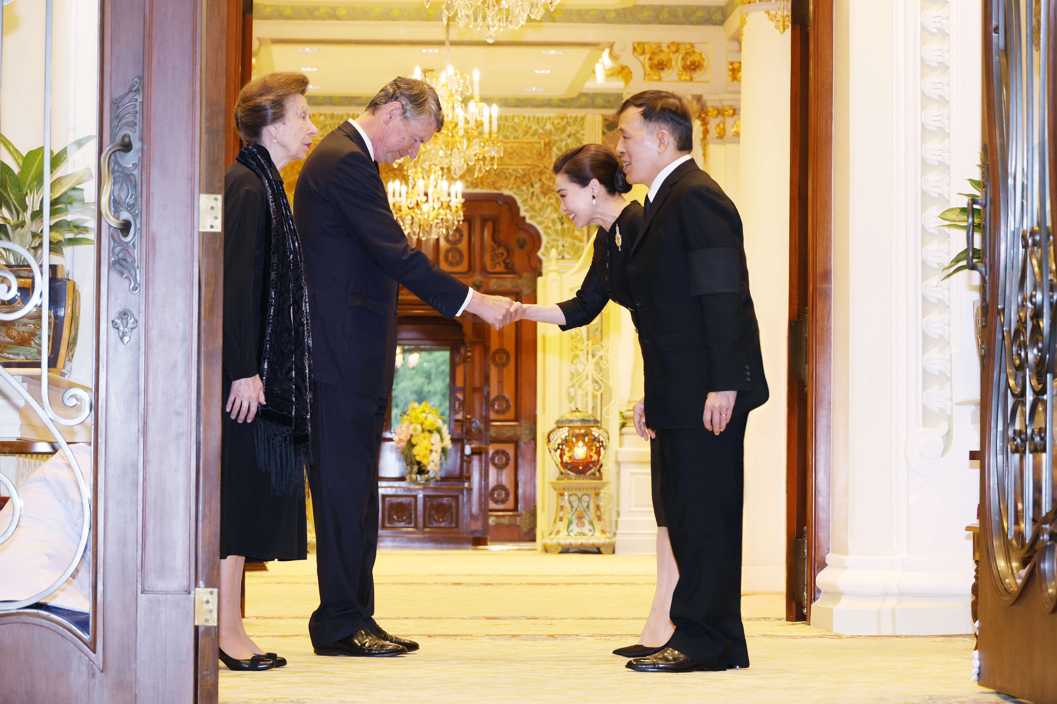 ในหลวง-พระราชินี เสด็จออก ณ พระที่นั่งอัมพรสถาน ทรงรับ ‘เจ้าหญิงแอนน์’ และพลเรือโท เซอร์ ทิโมที ลอเรนซ์ ในโอกาสเสด็จเยือนไทย