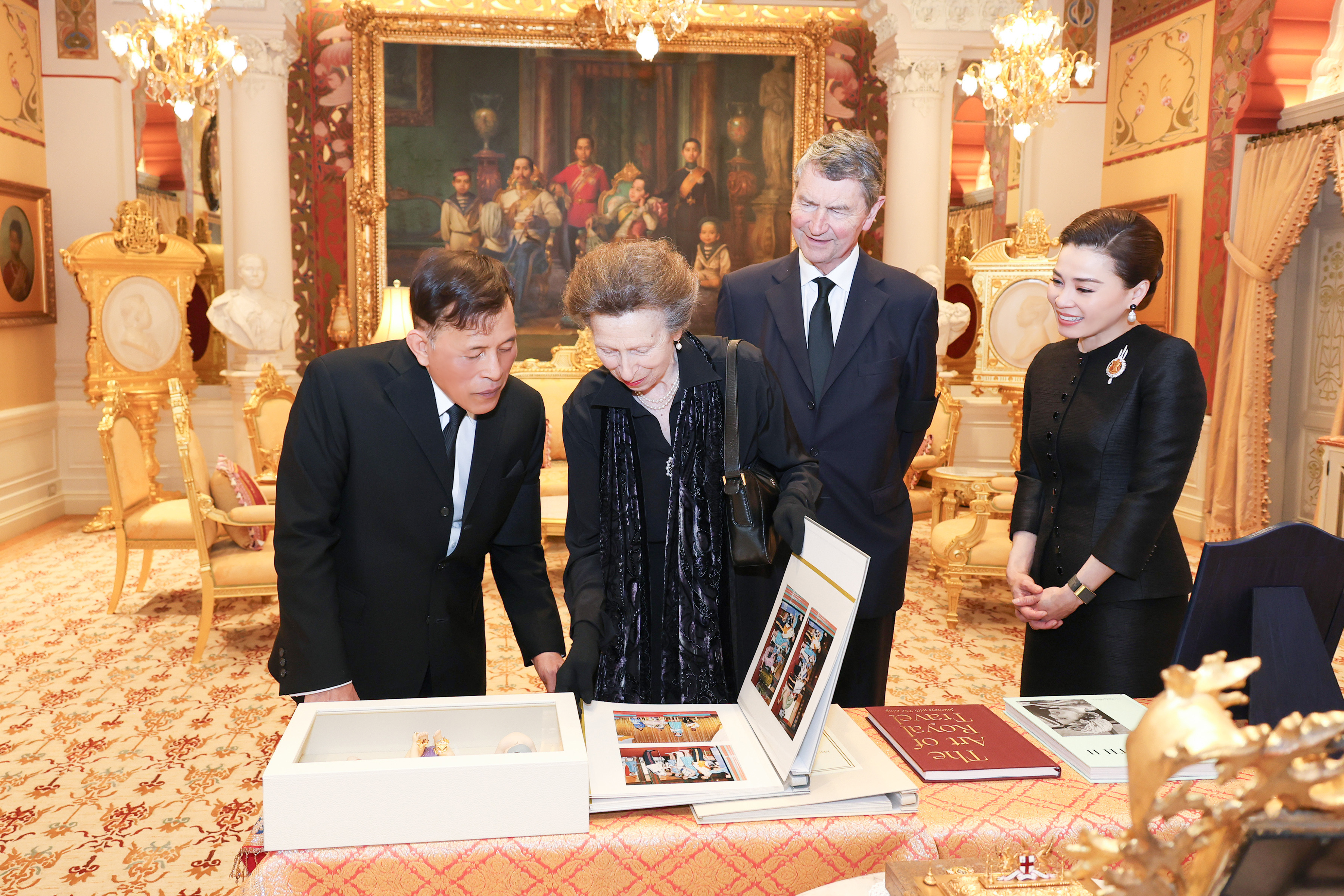 ในหลวง-พระราชินี เสด็จออก ณ พระที่นั่งอัมพรสถาน ทรงรับ ‘เจ้าหญิงแอนน์’ และพลเรือโท เซอร์ ทิโมที ลอเรนซ์ ในโอกาสเสด็จเยือนไทย