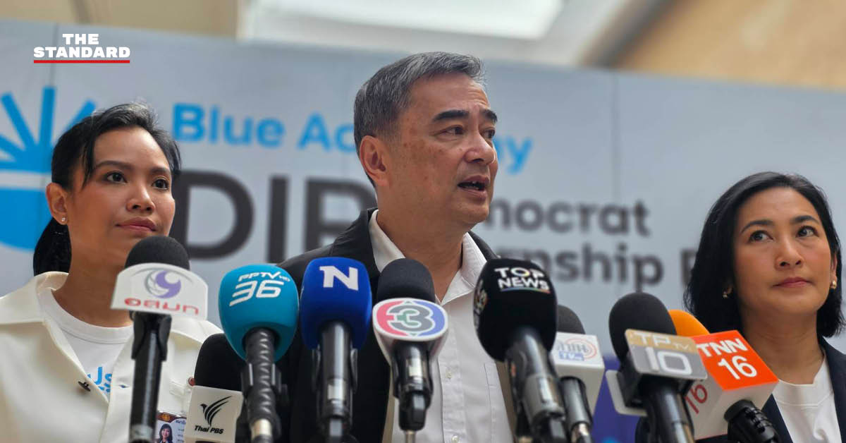 อภิสิทธิ์ เวชชาชีวะ กำลังให้สัมภาษณ์สื่อมวลชน