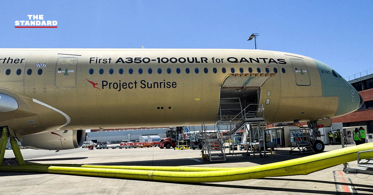 เครื่องบิน Airbus A350-1000ULR กำลังบินอยู่บนท้องฟ้า