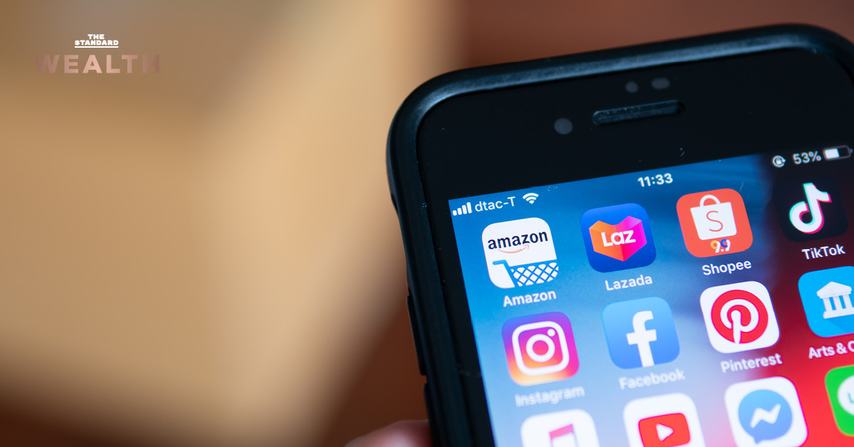 ภาพ iPhone แสดงแอปพลิเคชันอีคอมเมิร์ซพร้อมข้อความเกี่ยวกับ Amazon พ่ายแพ้ในอาเซียน